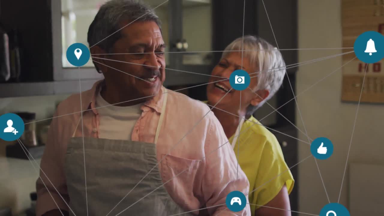animación de la red de iconos de conexiones sobre una pareja mayor divirtiéndose en la cocina