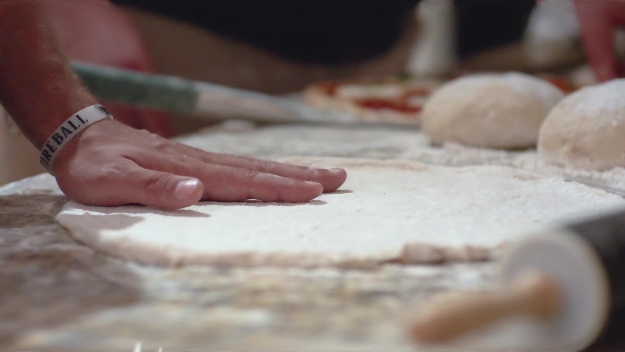 Italiaans pizzadeeg bereiden om te bakken.
