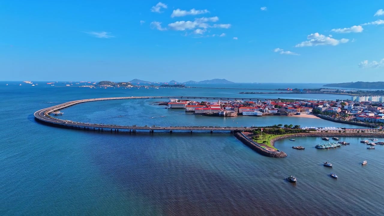 Casco Viejo, Panama City, Vista Aerea con Navi da Carico. Una vista aerea mostra Casco Viejo sulla sua penisola con navi da carico ancorate all'orizzonte della baia.