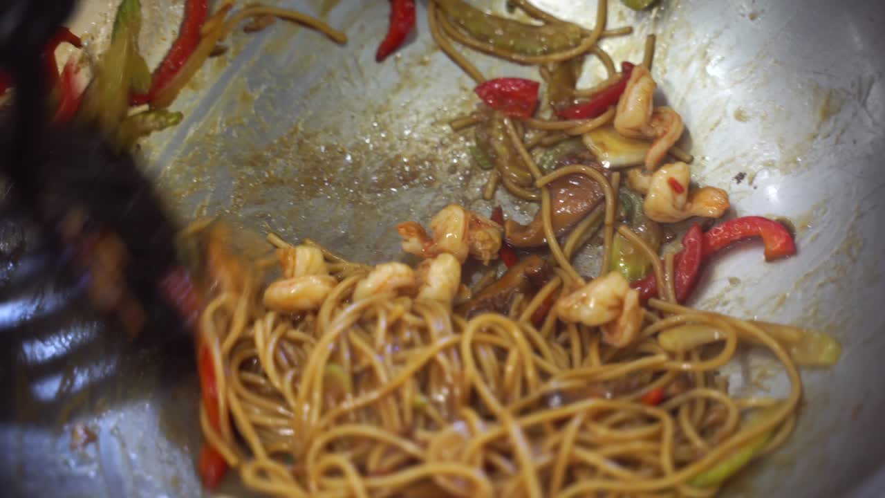 Noodles saltati in padella con gamberi e verdure
