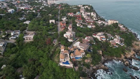 Residencias-Frente-Al-Mar-Cerca-De-Las-Playas-De-Puerto-Escondido,-Oaxaca,-México,-En-Este-Video-De-Drone