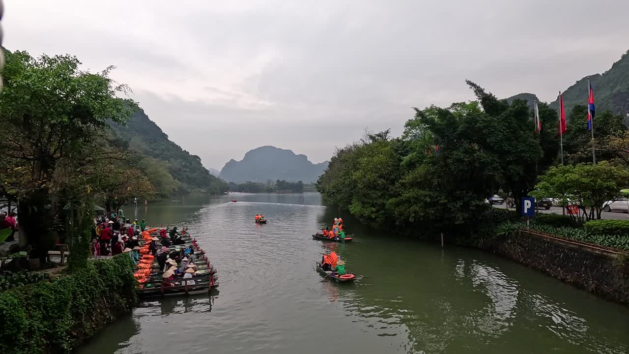 조용 한 강 통로 를 항해 하는 관광 보트 들