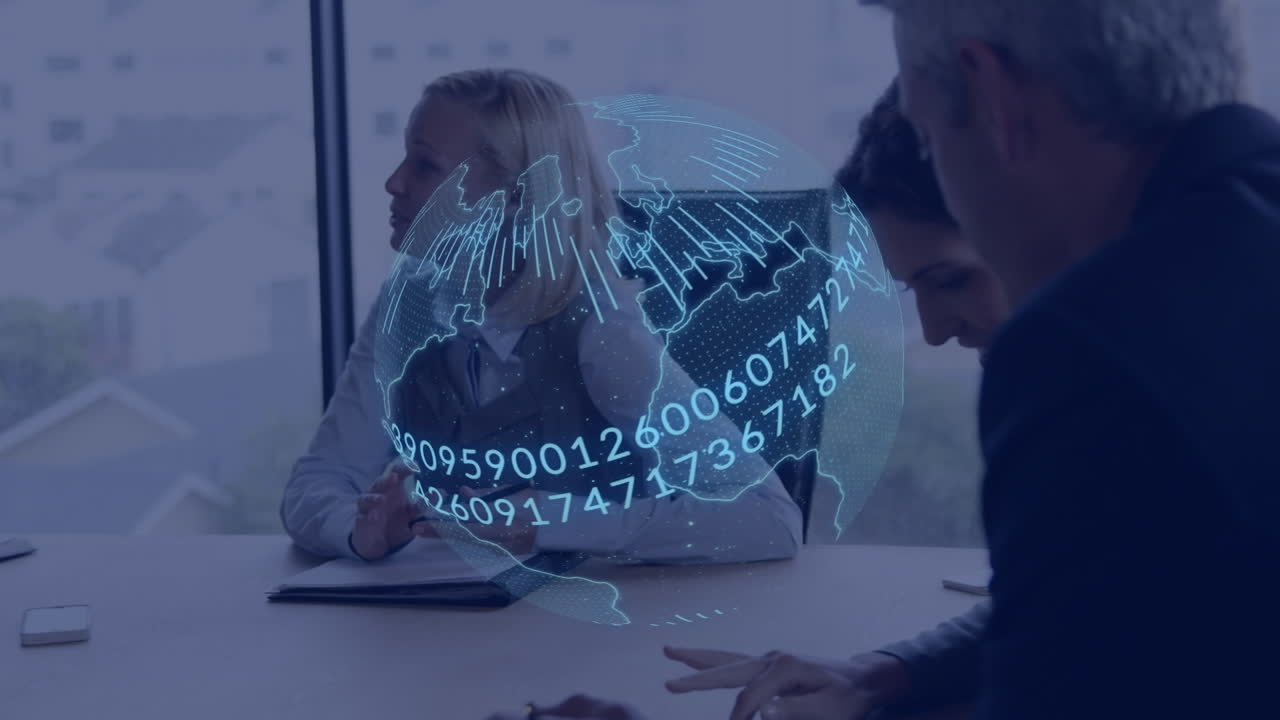 animación de globo digital con números girando sobre compañeros de trabajo caucásicos discutiendo en una reunión