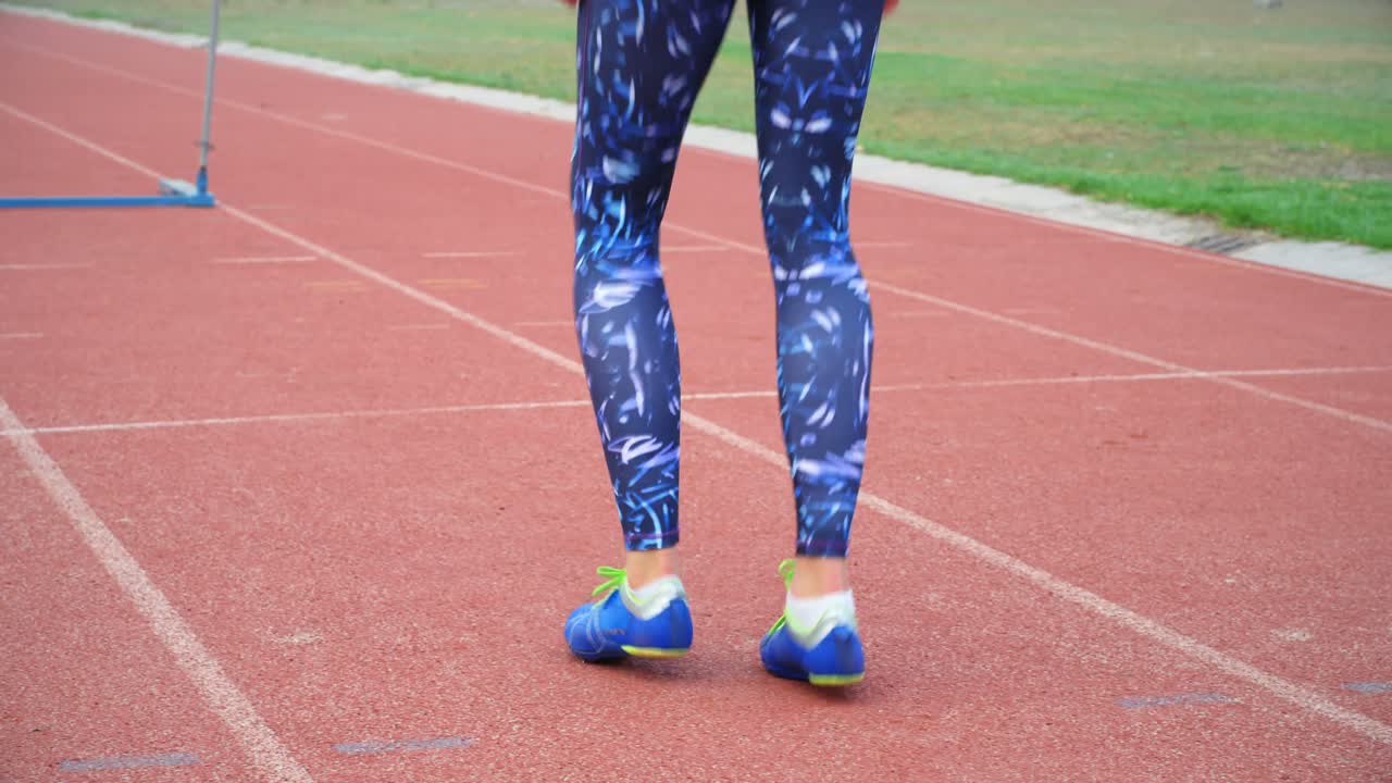 4km 달리기 트랙 에서 운동 하는 여자 운동 선수