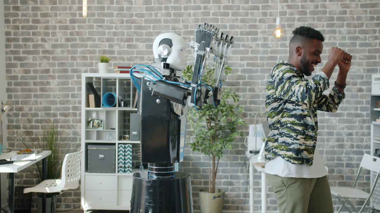 hombre bailando con un robot