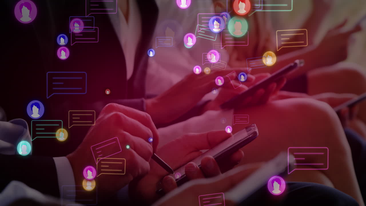 animación de iconos de redes sociales con burbujas de habla sobre diversas personas que usan teléfonos inteligentes.