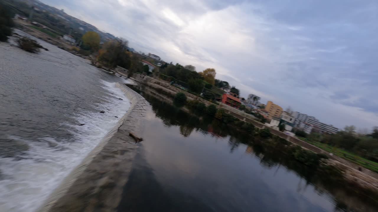 vuelo de drones fpv de alta velocidad sobre las aguas del río tamega en amarante
