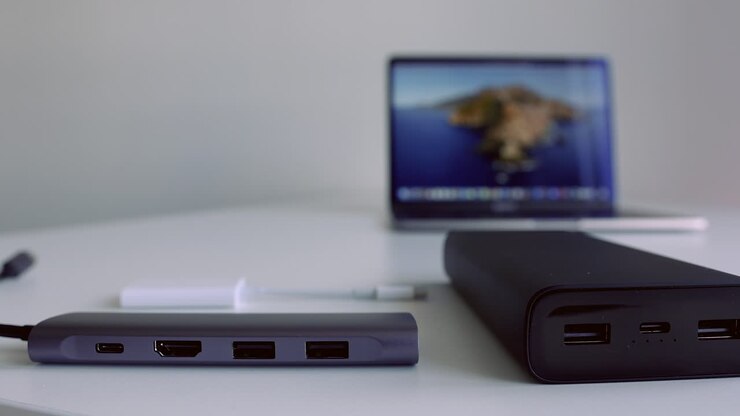 Laptop con power bank e accessori su una scrivania