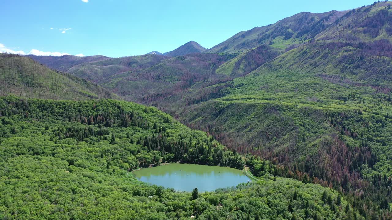 우타 리 산맥 위에 있는 페이슨 캐니언 (payson canyon) 에 있는 네보 (nebo) 에 있는 메이플 레이크 (maple lake) 에 대한 공중 촬영