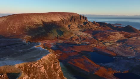 volando sobre los acantilados iluminados por el amanecer en invierno hacia el quiraing