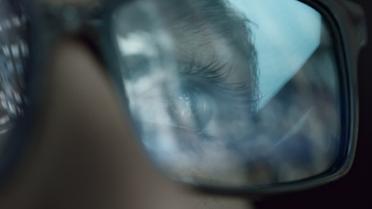 reflejo de un ojo en gafas