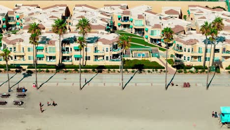 Kalifornien-Am-Meer,-Fliegt-Nach-Links,-Nahaufnahme-Des-Radwegs,-Des-Strandes,-Der-Sandbrandung-Und-Der-Hotels