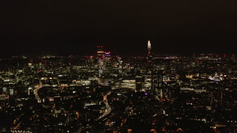 Vista-Panorámica-Aérea-Del-Paisaje-Urbano-Nocturno.-Rascacielos-Modernos-Iluminados-Y-Edificios-Del-Centro.-Londres,-Reino-Unido