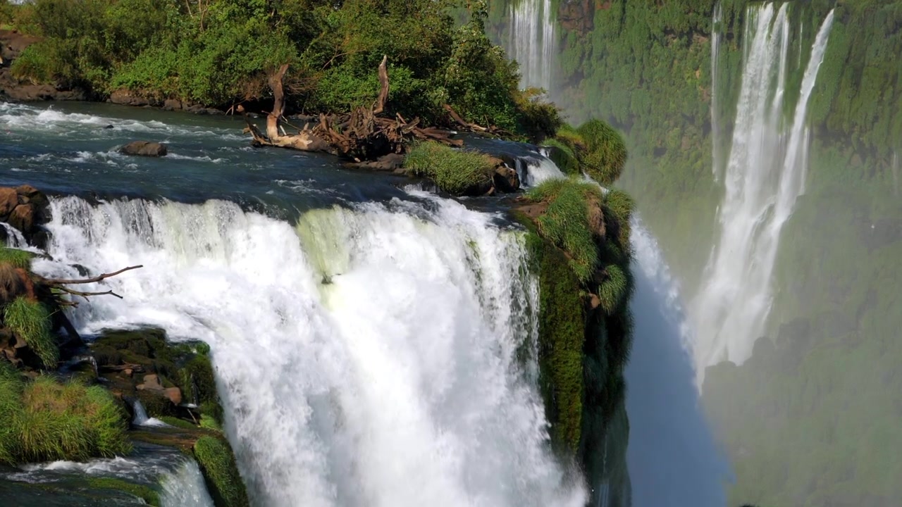 Imagem estática em câmera lenta das altas e poderosas cachoeiras cercadas por vegetação exuberante nas Cataratas do Iguaçu