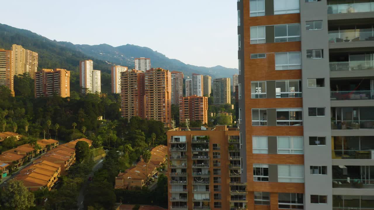 drone sobrevuela edificios de departamentos en el poblado, medellin