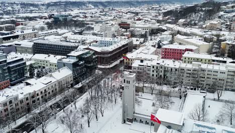 Bandera-De-Lituania-Ondeando-En-Lo-Alto-De-Una-Torre-En-Kaunas.