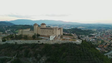 Rocca-Albornoziana-Fortaleza-De-Spoleto-En-Italia