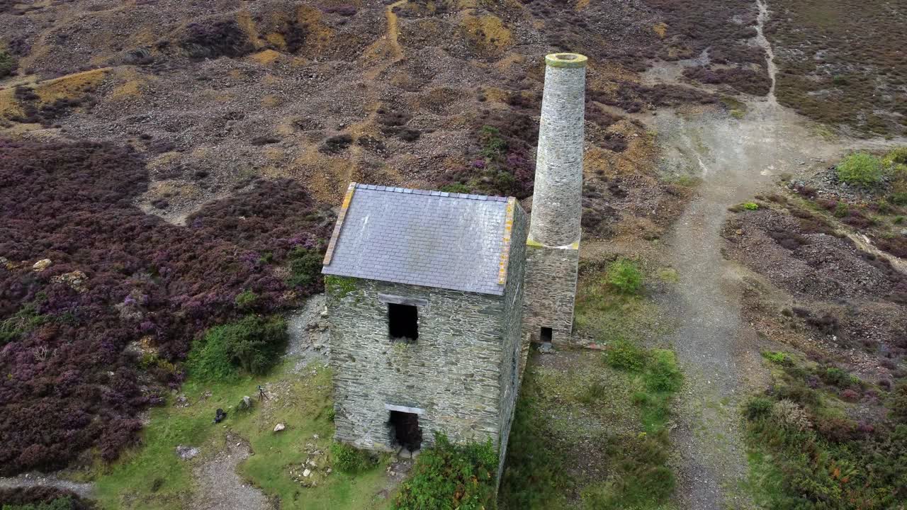 parys montaña abandonada ladrillo chimenea cobre minería molino piedra ruina vista aérea lento ojo de pájaro girar a la izquierda