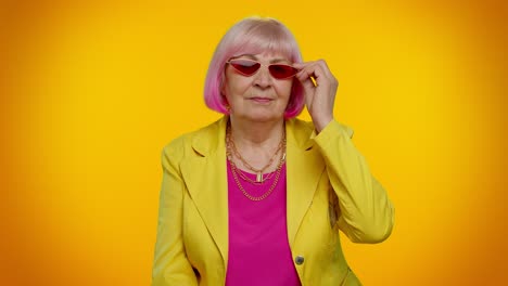 retrato de seductora anciana anciana abuela elegante mujer con gafas de sol rojas, sonrisa encantadora