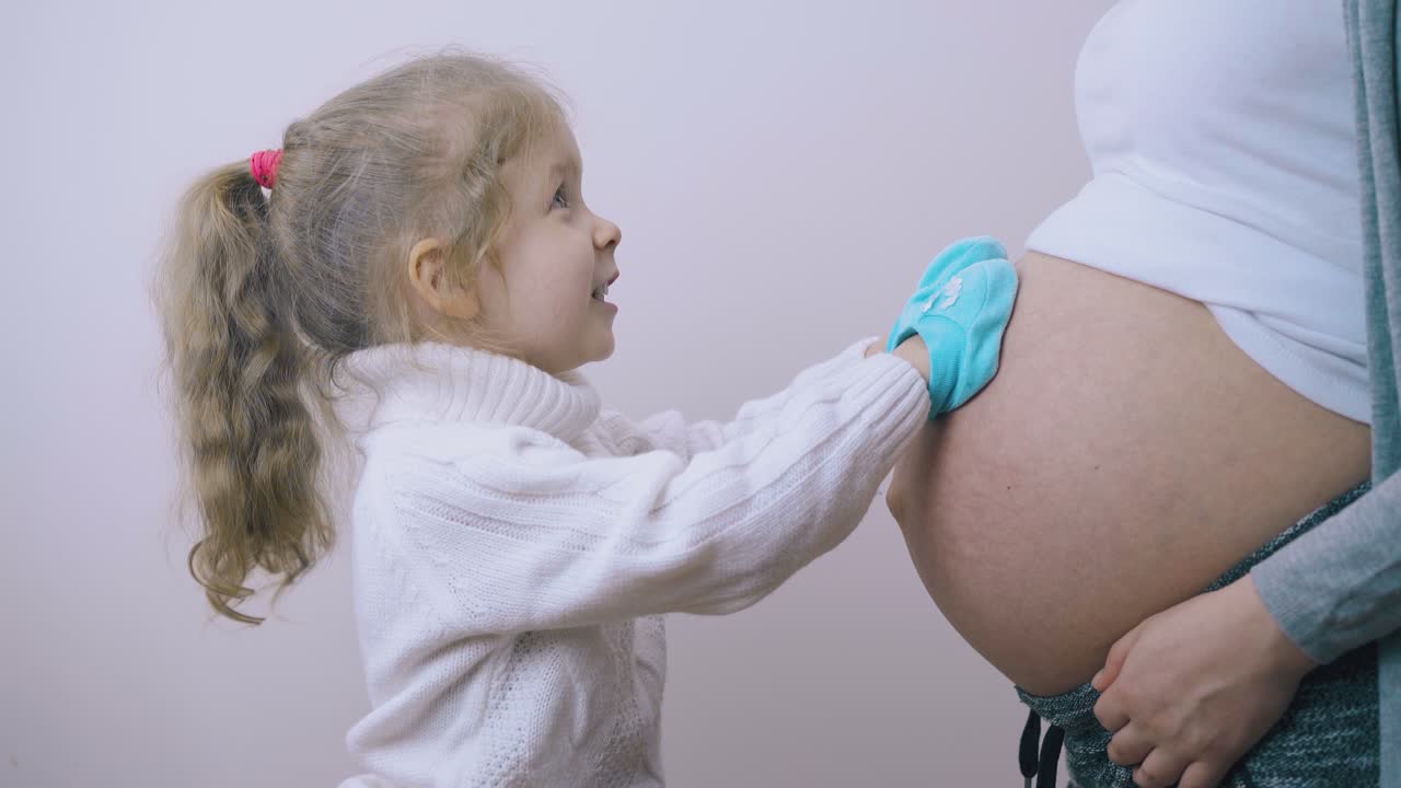 스웨터를 입은 소녀 임신한 엄마 배와 부티