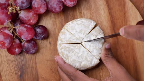queso de cabra fresco y uva sobre fondo de madera