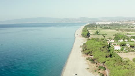 Vista-Aérea-Del-Hermoso-Mar-Y-La-Playa-En-Un-Día-Soleado,-Simeri-Mare,-Calabria,-Sur-De-Italia