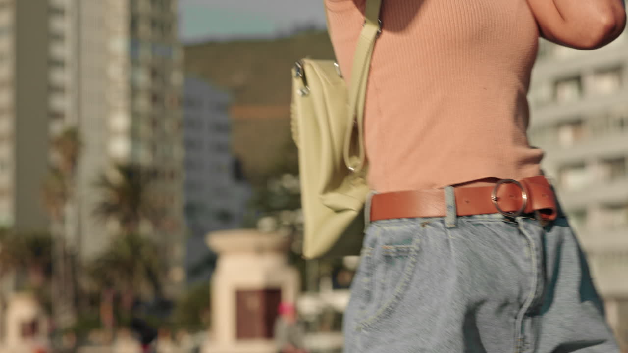 도시에서 여자와 함께 춤, 다리와 몸