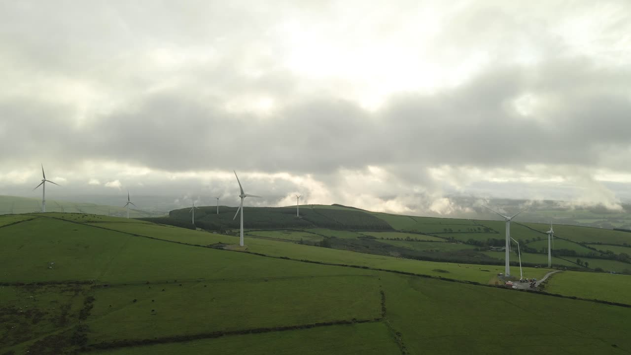 Slående grønne landskaber i Wicklow, Irland, luftfoto af vindmøllepark.