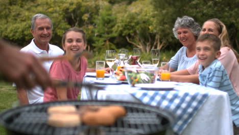 familia alegre esperando la barbacoa