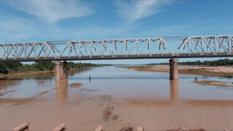 el puente burdekin, ubicado en el norte de queensland, australia