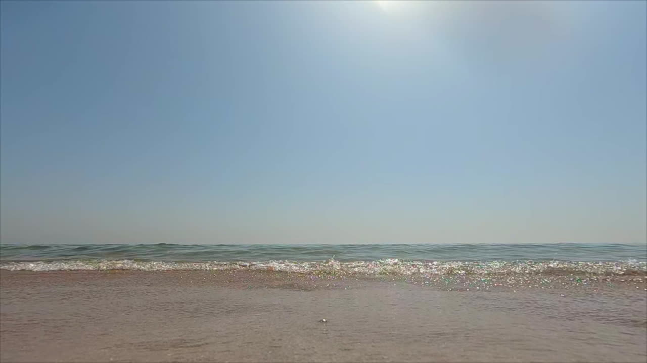 슬로우 모션 푸른 바다 파도가 해안을 굴러