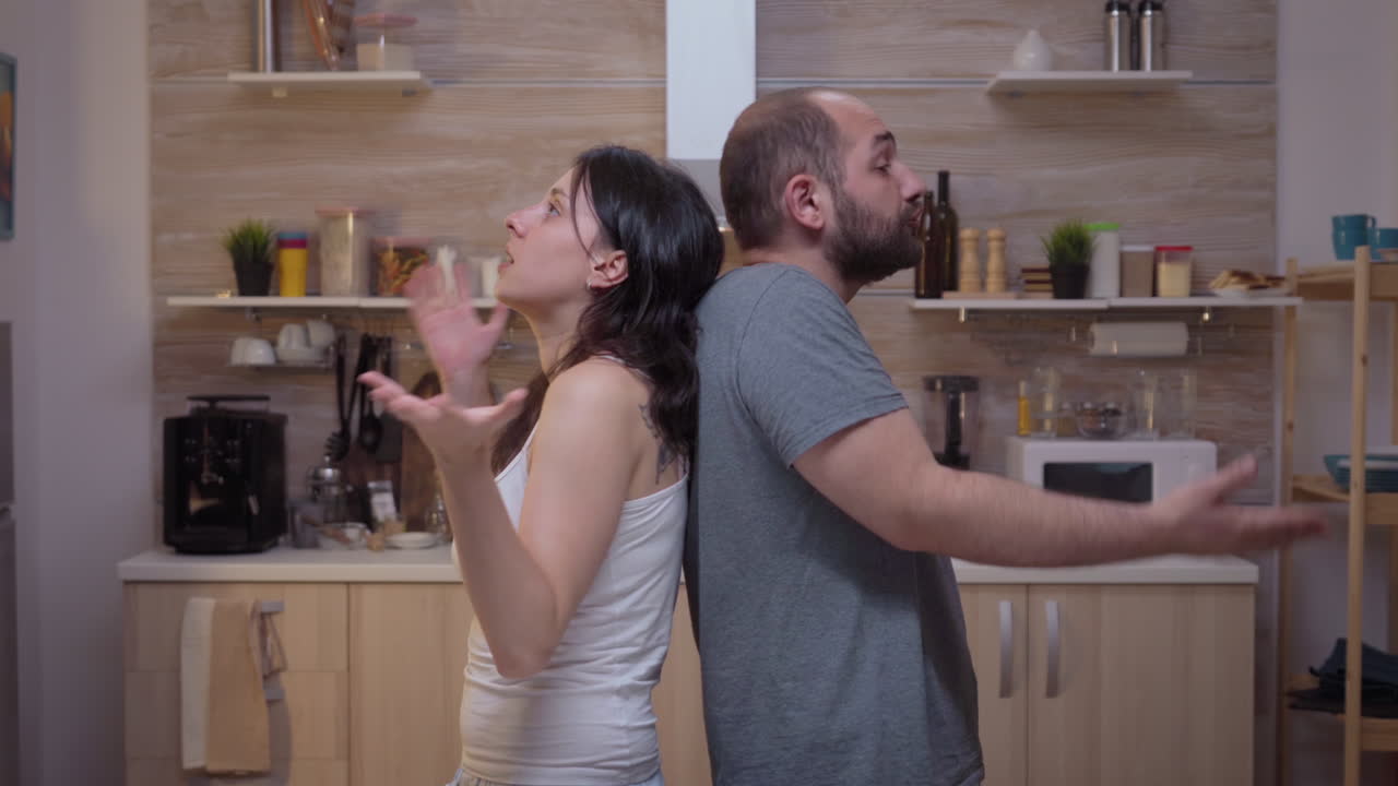 la gente discutiendo de espaldas.