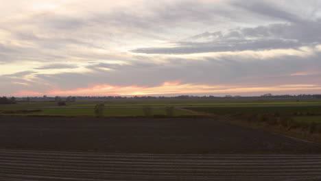 Zona-De-Agricultura-Rural,-Durante-La-Puesta-De-Sol,-Al-Suroeste-De-Los-Países-Bajos