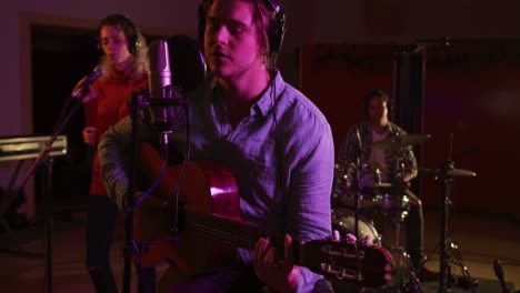 Grupo-De-Música-Tocando-En-Un-Estudio-De-Música