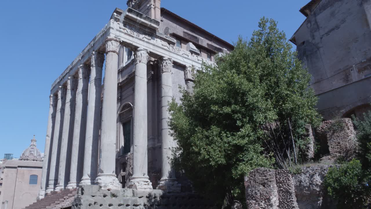 Ruínas do Templo Romano Antigo com Colunas Contra o Céu Azul