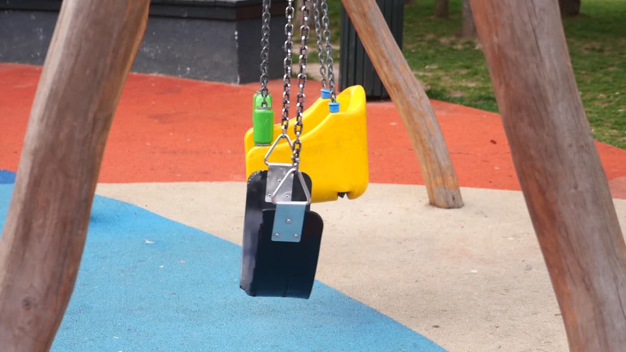 желтые и черные качели на игровой площадке