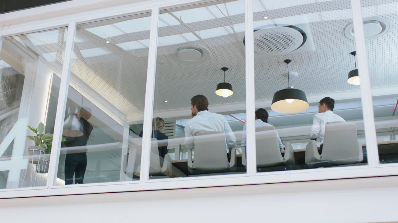 경영진들이 회의실에서 만나는 팀 리더 여성이 화이트보드에서 아이디어를 제시하고 사무실에서 동료들과 전략을 논의합니다. 교육 프레젠테이션