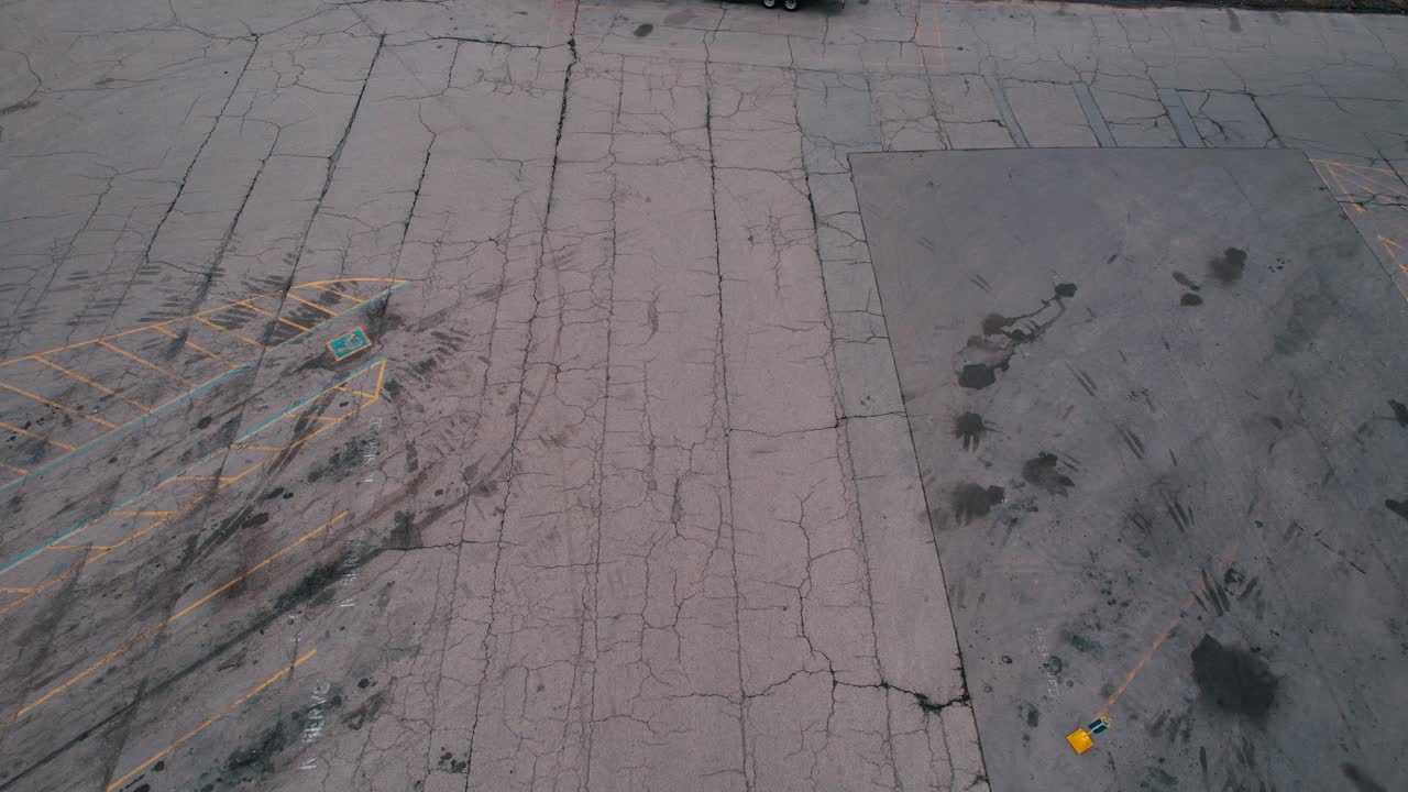 revelando un semi camión blanco estacionado a lo largo del arcén de la parada de camiones