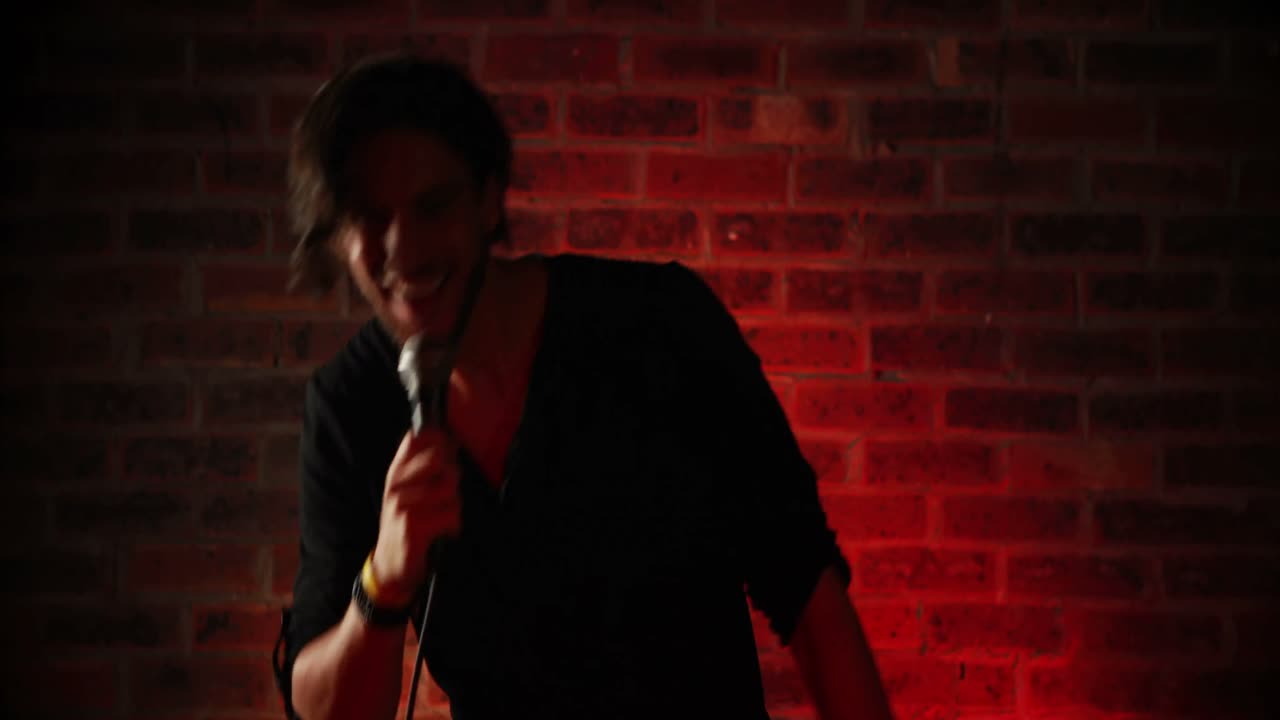 cantante cantando en un micrófono 4k