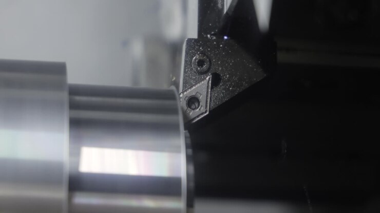 Fresatrice CNC per la lavorazione dei metalli. Taglio della moderna tecnologia di lavorazione del metallo.