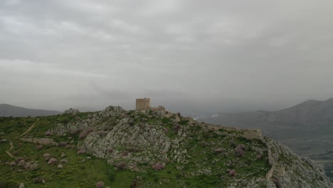 Luftdrohnen-Panoramablick-Video-Der-Historischen,-Bergauf-Gelegenen-Mittelalterlichen-Burg-Von-Akrokorinth,-Einer-Alten-Zitadelle-Mit-Blick-Auf-Das-Antike-Korinth-Mit-Atemberaubender-Aussicht,-Peloponnes,-Griechenland