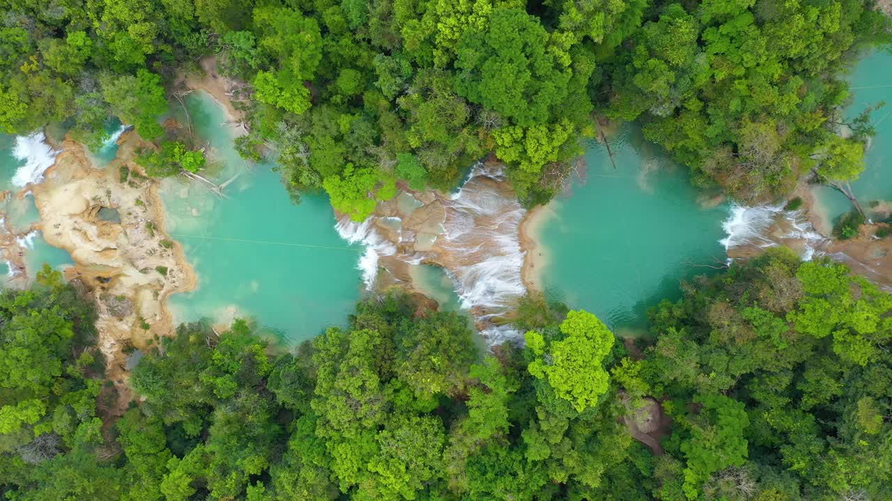 Aerea: vista dall'alto di pozze di cascate tropicali