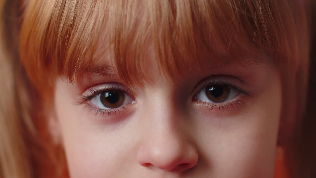 разнообразный коллаж счастливых, радостных мужчин, женщин, детей глаза вблизи, улыбающееся лицо, смотрящее в камеру