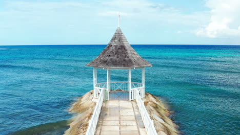 Schuss-Von-Pavillon-Am-Tropischen-Strand