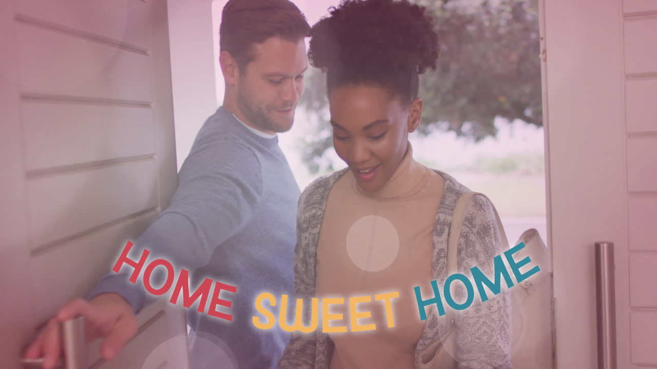 Animazione del testo 'home sweet home' con punti luce su una coppia multietnica che cammina attraverso una porta