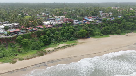 Costa-De-La-Playa-Del-Acantilado-De-Varkala,-Vista-De-Drones-De-La-Playa-De-Varkala-Desde-La-Cima-Del-Acantilado-También-Conocida-Como-Playa-De-Papanasham,-Thiruvananthapuram,-Kerala,-India