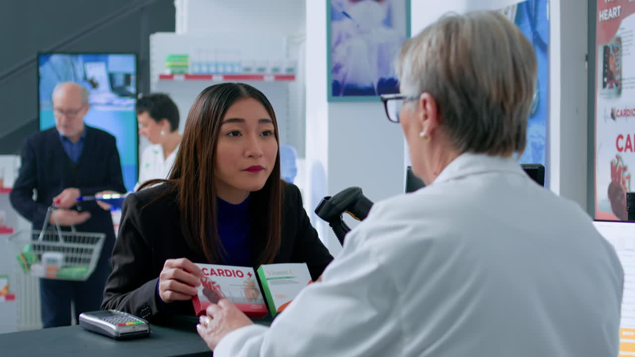mujer que necesita ayuda de un farmacéutico