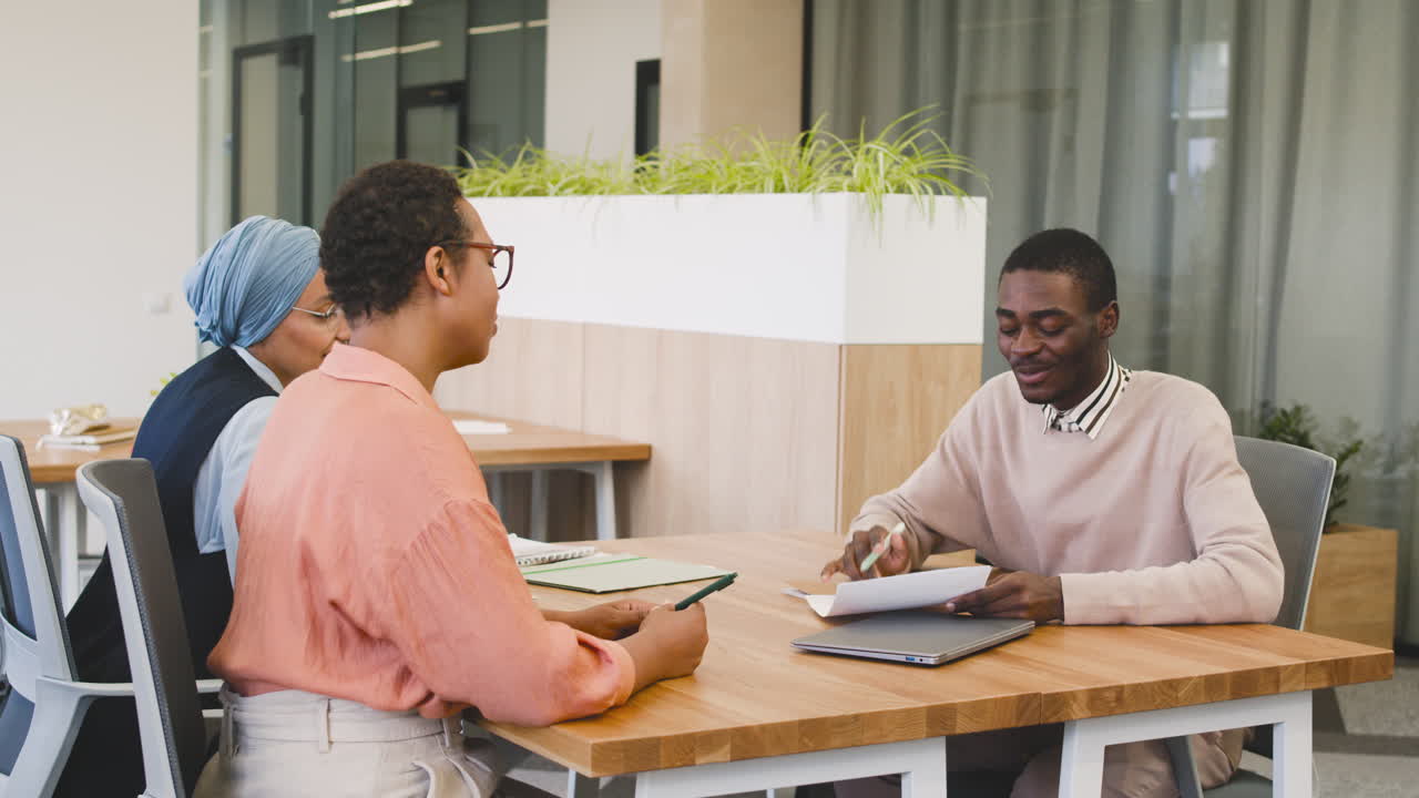 남성 음악가가 노래하고 기타를 연주하며 집에서 노래를 녹음합니다.