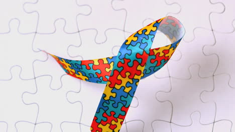 la cinta cae sobre la superficie del rompecabezas del autismo
