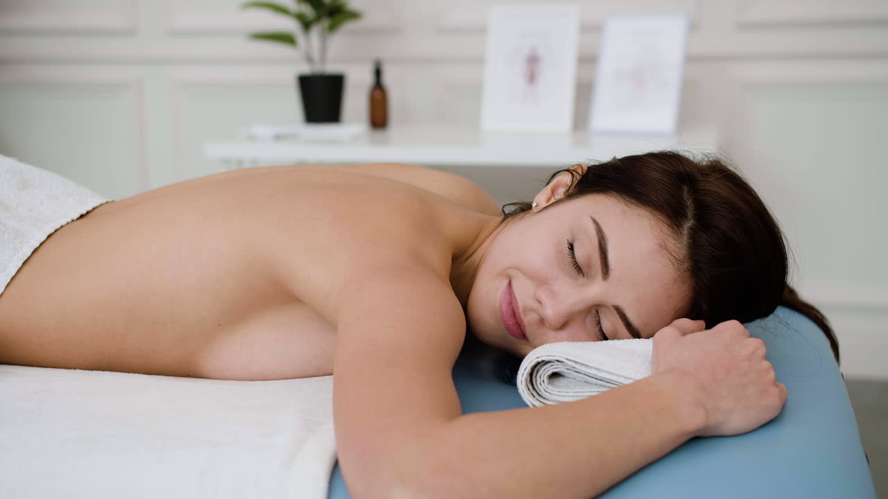 Kvinde slapper af på en massagebriks